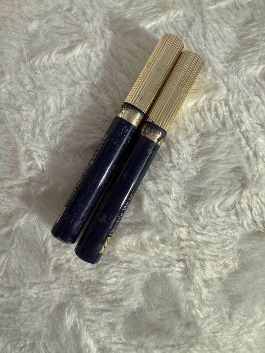 Dwa opakowania po tuszach Estee Lauder Double Wear