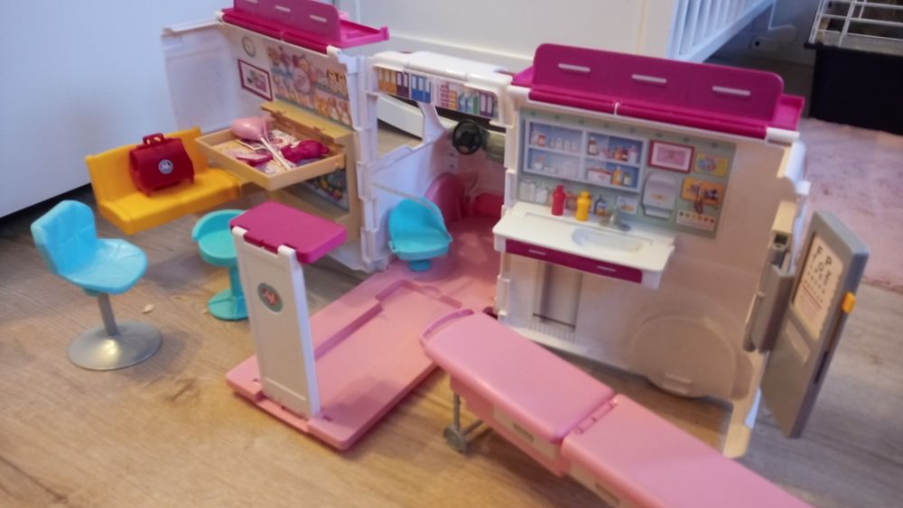 ambulans karetka barbie