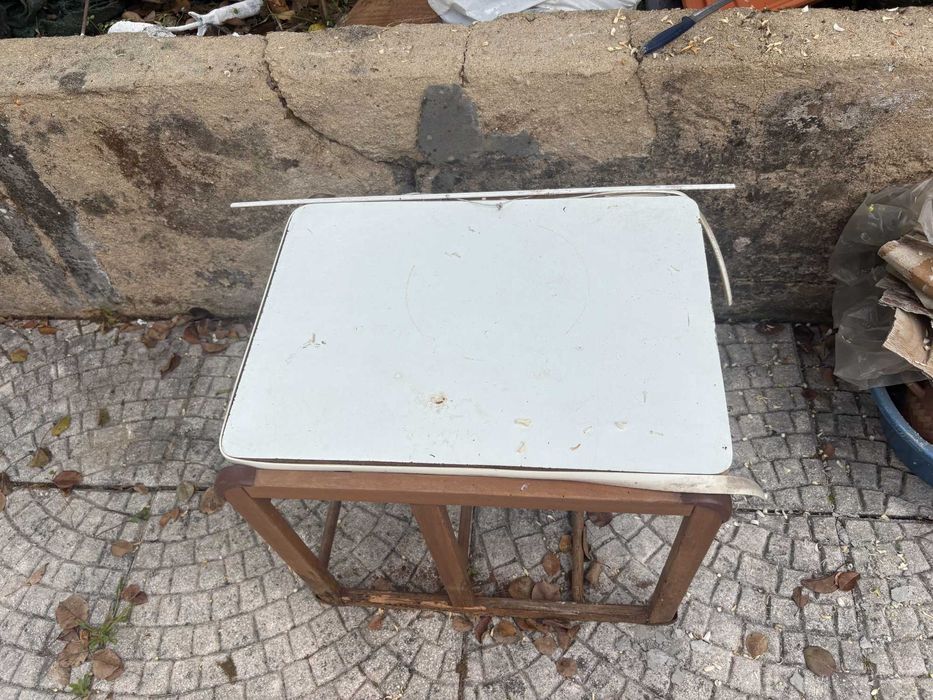 mesa em madeira com tampo branco