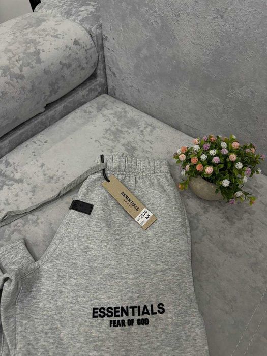 Штани від бренду essentials