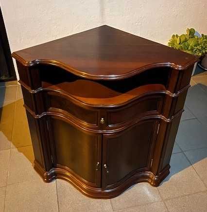 Móvel de canto em madeira, usado