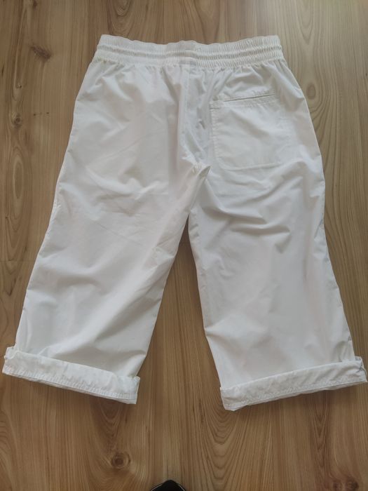 Białe spodenki 3/4 Nike rozmiar M.