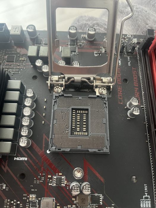 Материнська плата MSI MPG Z390 Gaming Plus - погнуті піни сокета