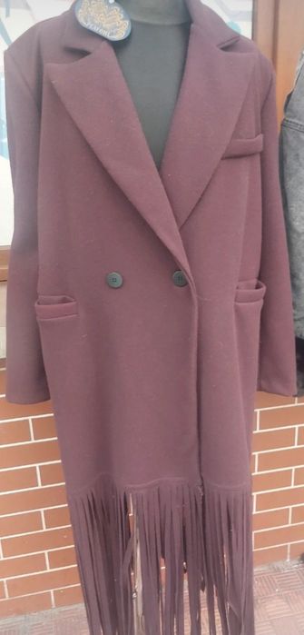 Damski płaszczyk z frędzlami