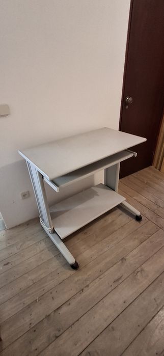 Secretaria metálica para computador