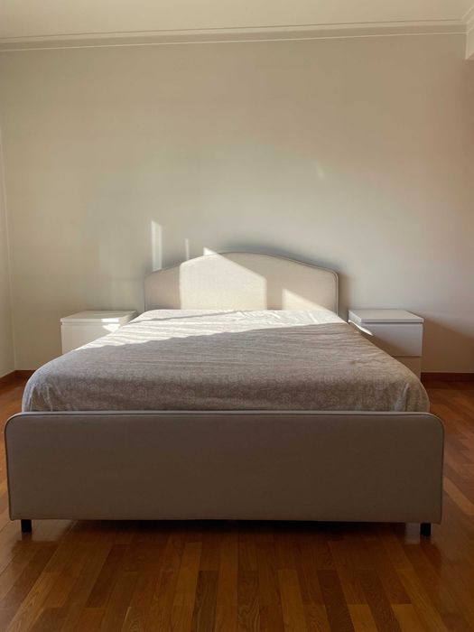 Cama GLADSTAD com estrado e colchão