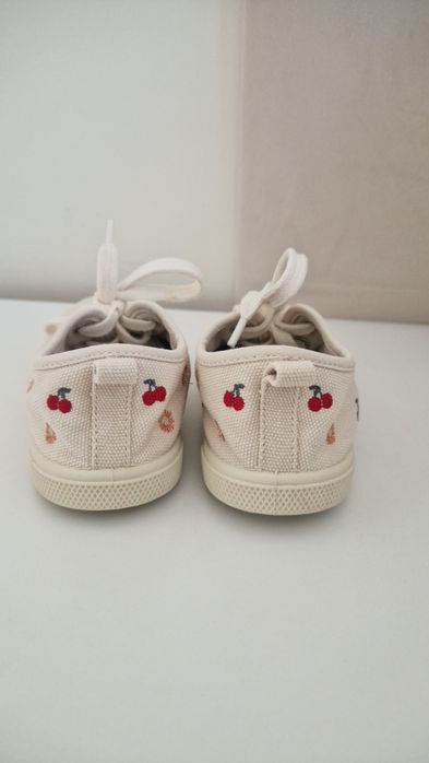 Materiałowe trampki wiśnie Zara 27