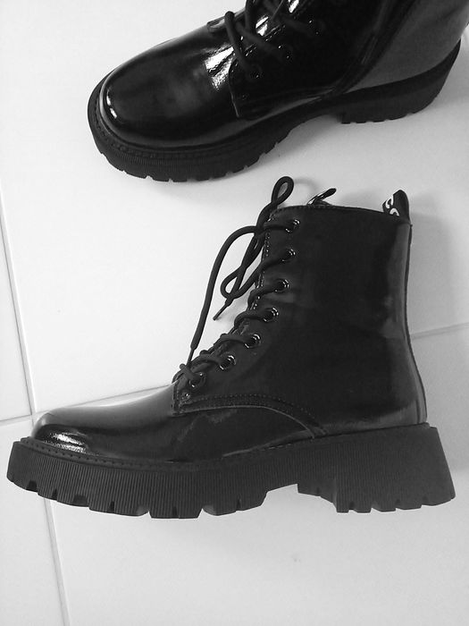 Новые лаковые ботинки