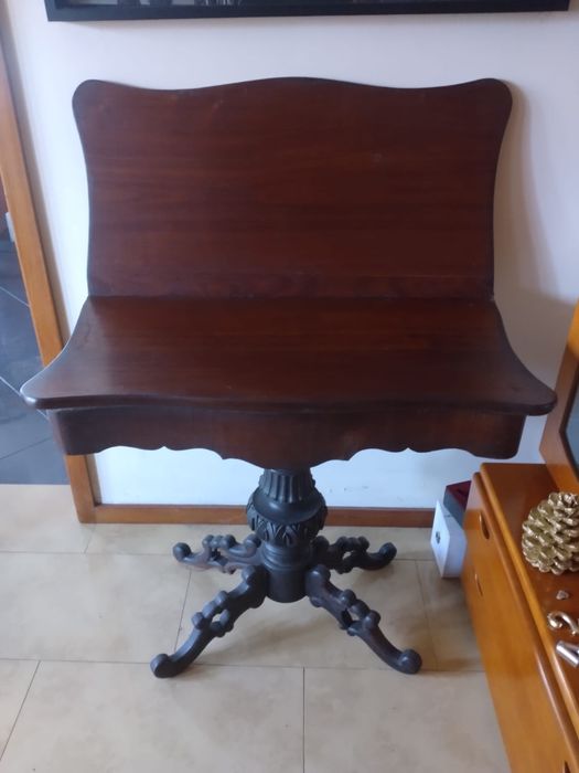 Mesa de jogo em pau santo