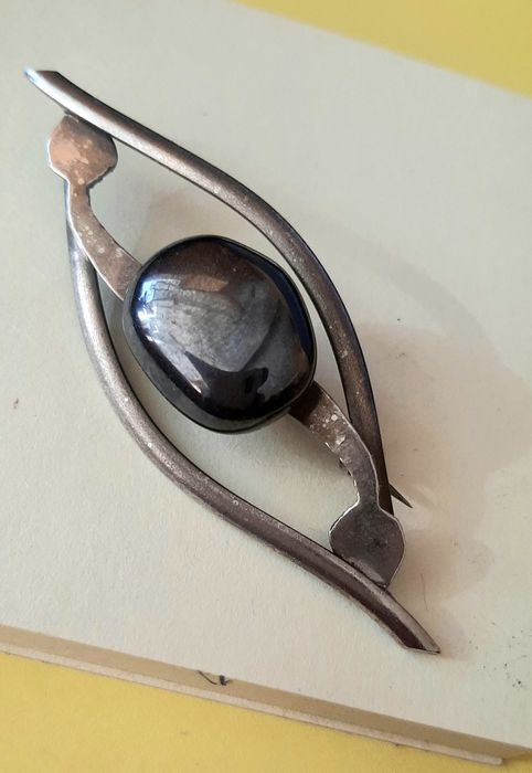 Stara broszka z hematytem. PRL