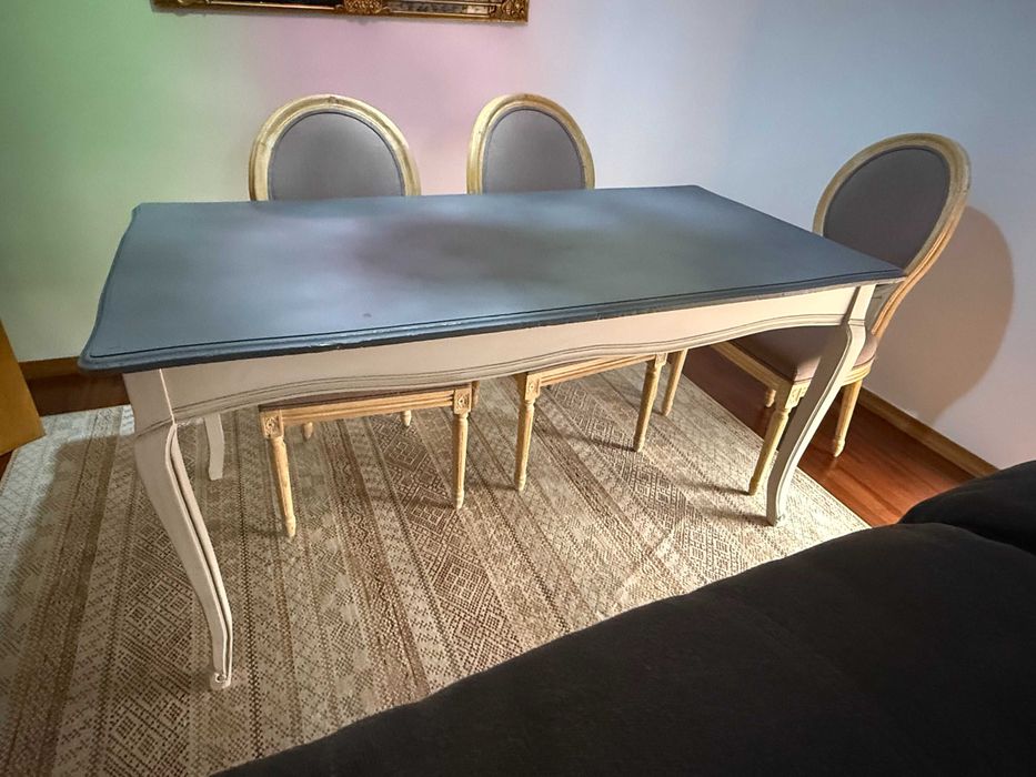 Mesa de jantar e quatro cadeiras como novas
