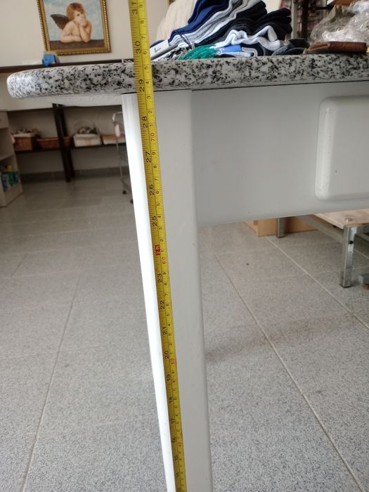 Mesa rectangular com tampo em pedra