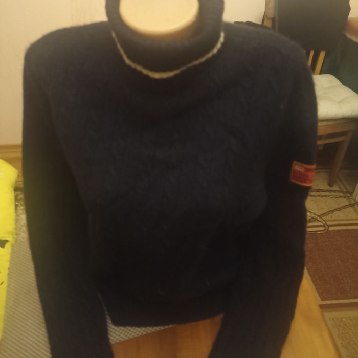 Светр  темно синього кольору, натуральний склад.