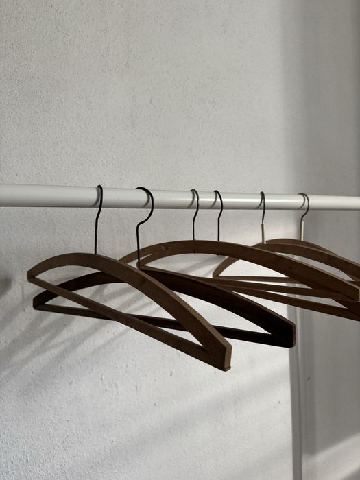 Conjunto de 6 cabides de madeira
