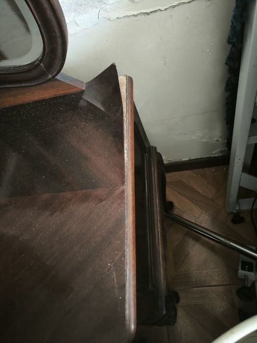 Cómoda e mesas de cabeceira antigos