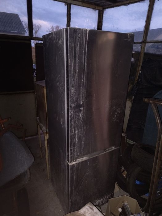 Lodówka Sharp używana do naprawy