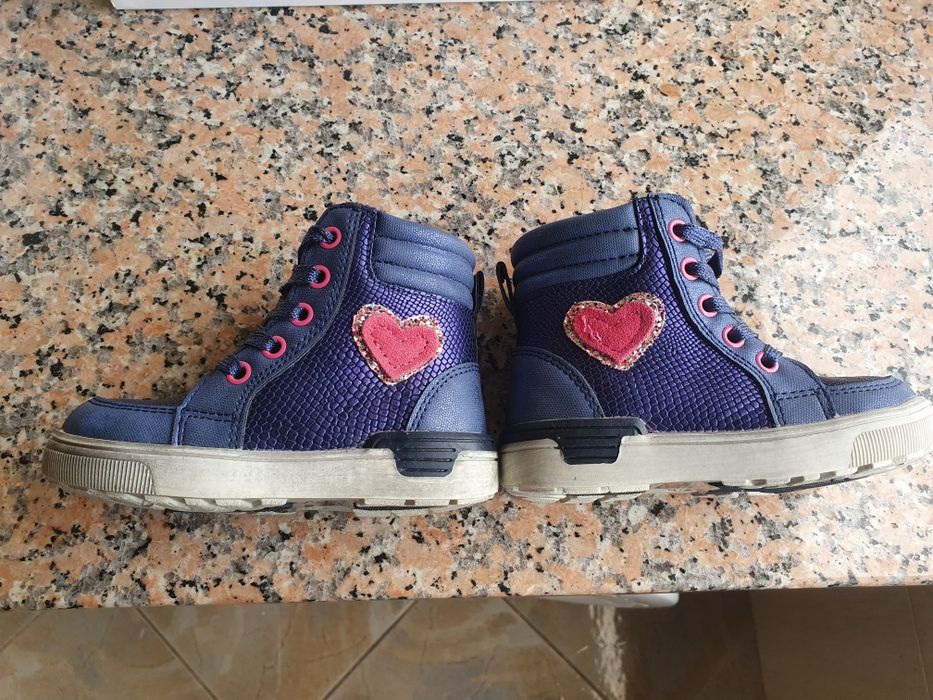 Sapatilhas e Botas Menina 23 2 pares 30€