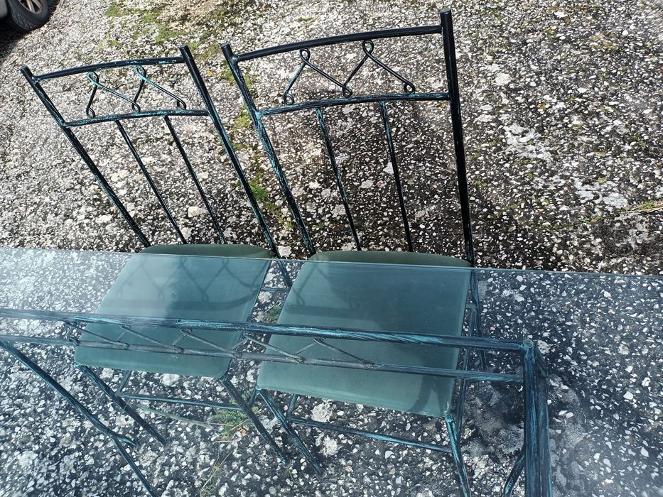 Mesa de ferro com 4 cadeiras