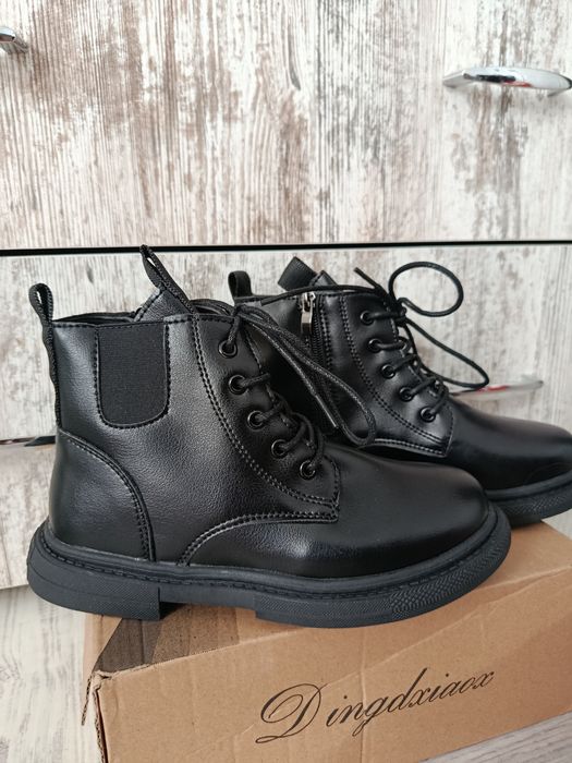 Нові ботінки для дівчинки