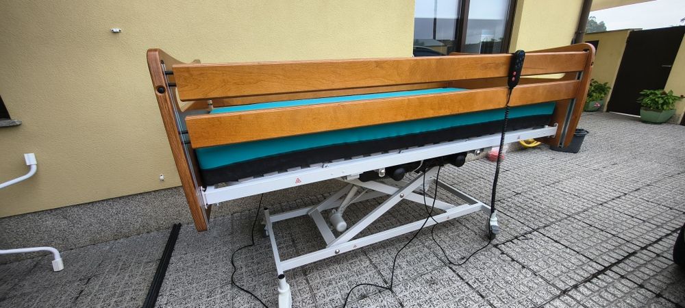Cama articulada elétrica e elevatória hospitalar