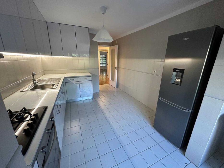 Arrenda-se T2 remodelado c/ garagem Sra da Hora junto ao metro