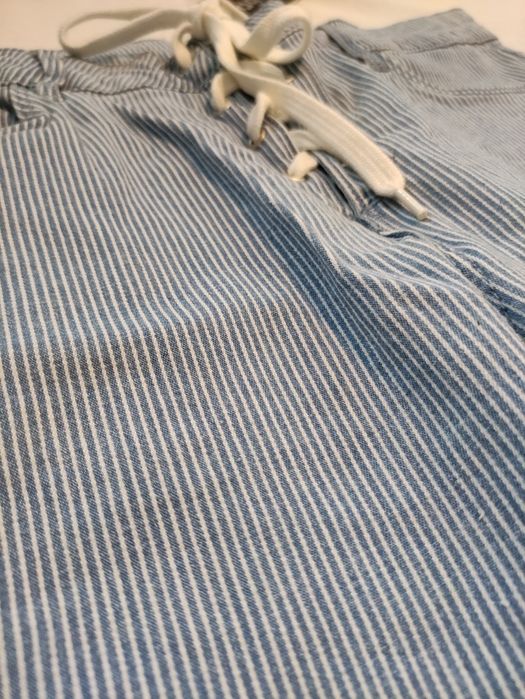 Super leciutkie spodnie w delikatnie paseczki