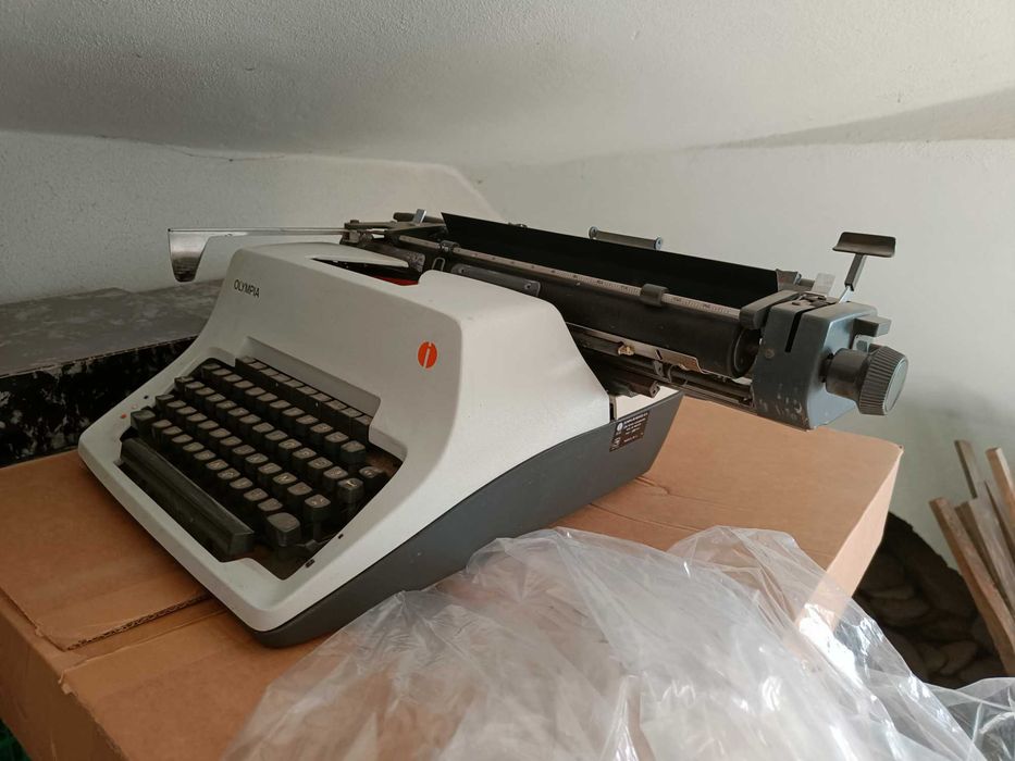 Máquina escrever à mão OLYMPIA