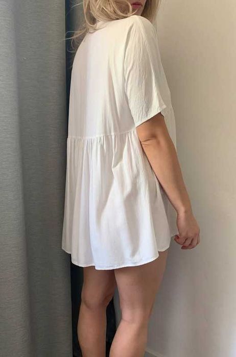 Biała zwiewna luźna sukienka z wiskozy minimalistyczna boho basic