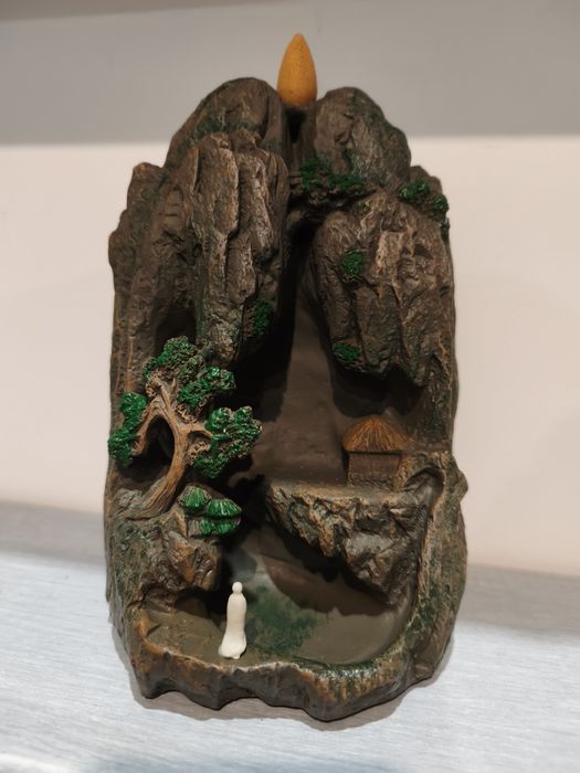 Kominek zapachowy górski wodospad