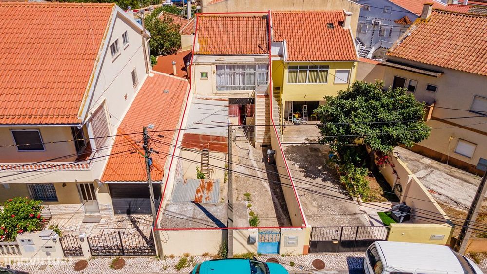 Moradia Bi-familiar T2+T2 no Bairro das Cachoeiras, São João da Talha.