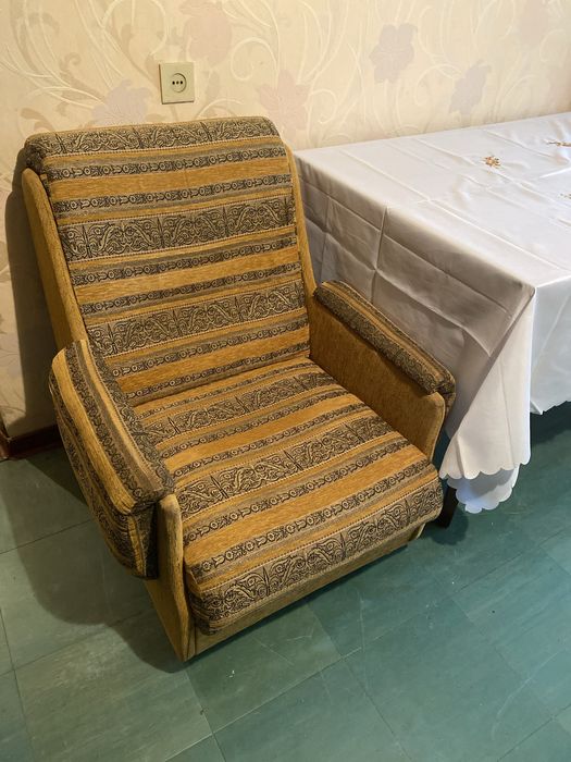 Продам меблі в доброму стані тахта шафа крісло