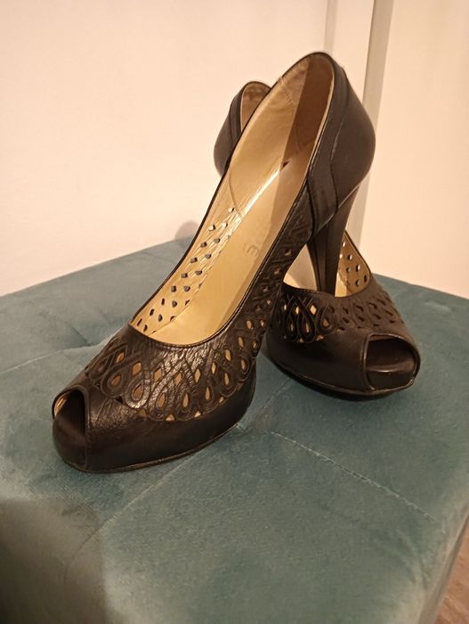 Sapatos salto alto pretos