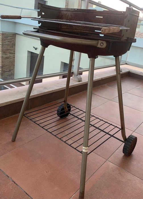 Churrasqueira a Carvão Portátil