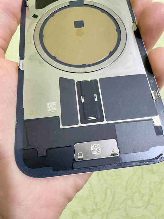 Iphone 15 Original задняя крышка в идеальном состоянии
