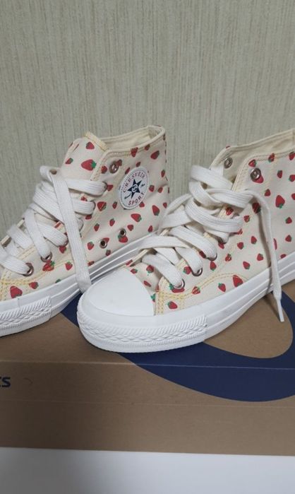 Високі кеди конверси Converse взуття в полуничках