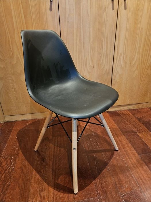 Duas cadeiras Estilo Eames Preta com Pés em Madeira