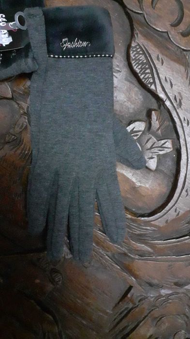 Luvas ainda com etiqueta