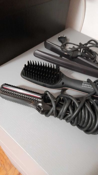 Placas e escova de alisar cabelo