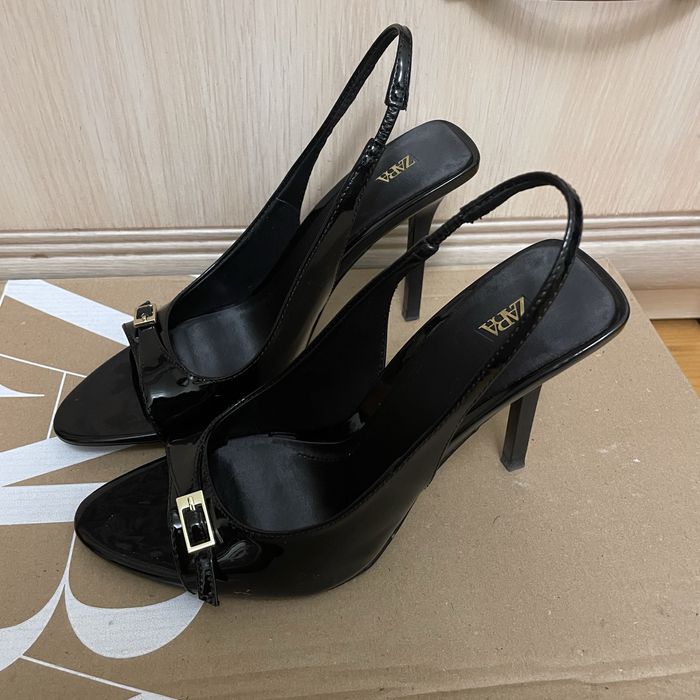 Лаковані босоніжки Zara