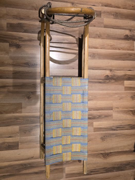 Sanki drewniane z plecionym siedziskiem PRL
