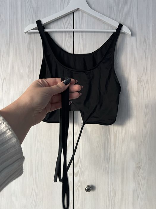 Czarny top kąpielowy góra od kostiumu z otworem na biuście Collusion