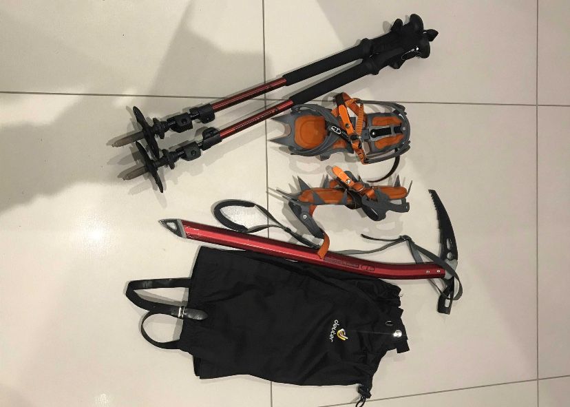 Sprzęt górski, raki, czekan, kijki