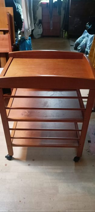 Drewniany przewijak dziecięcy na kółkach