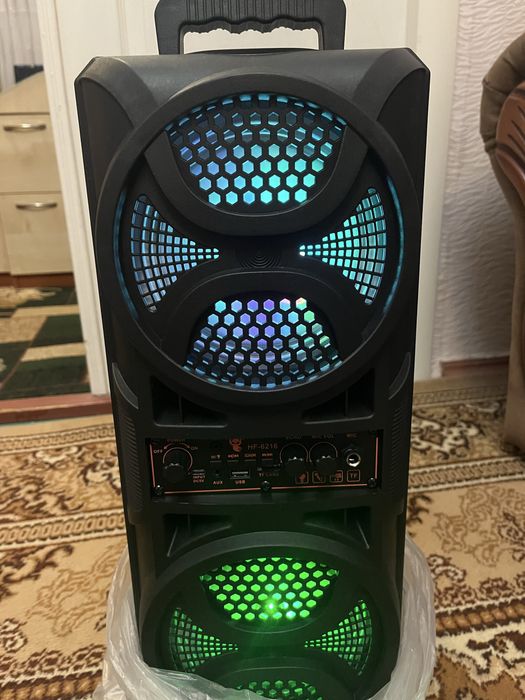 Продам новую большую блютус колонку караоке