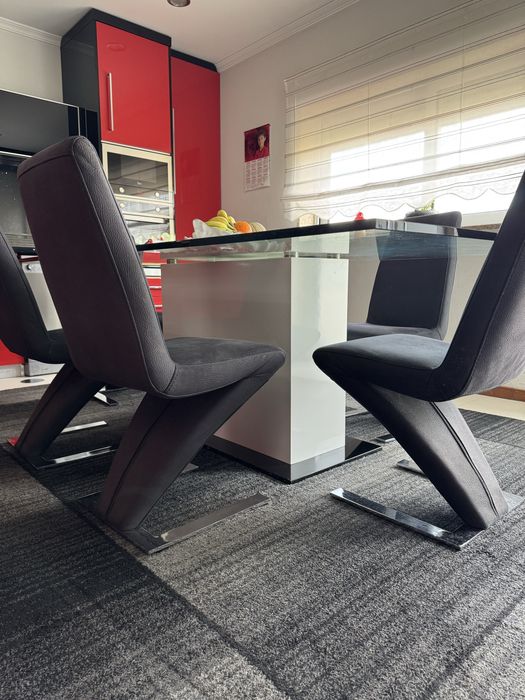 Mesa em vidro com pé lacado