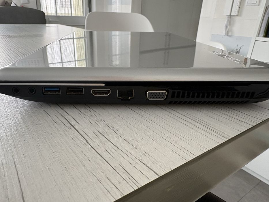 Toshiba i3 + SSD 240GB – Rápido – Ericeira