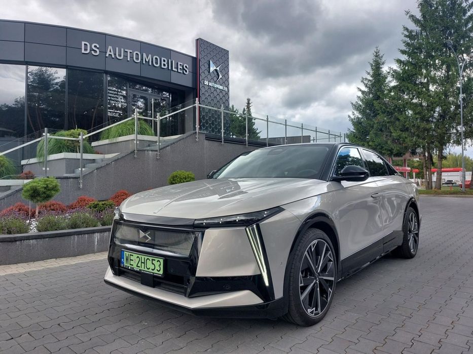 DS Automobiles N°8 DSN8 Jules Verne masaże wentylacja kamery 360 nawiew na kark 350KM 4x4