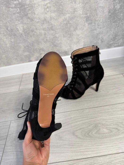 Взуття для high heels + наколінники