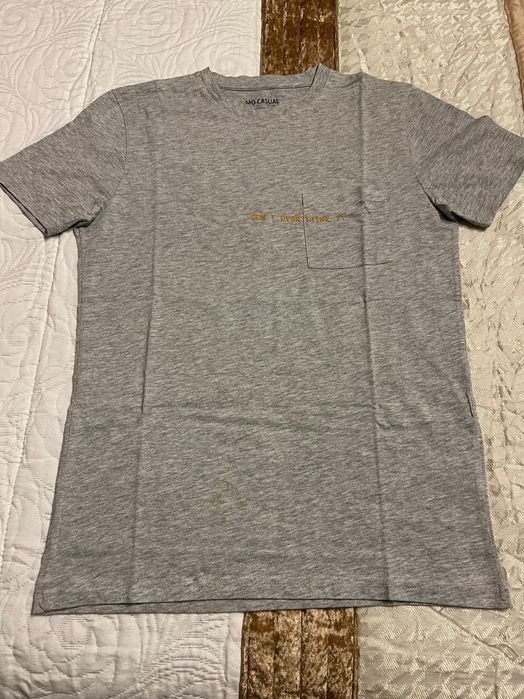 T-shirt de homem, cinzenta com bolso no peito