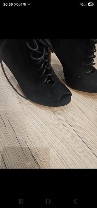 Wyjątkowe zamszowe botki 40